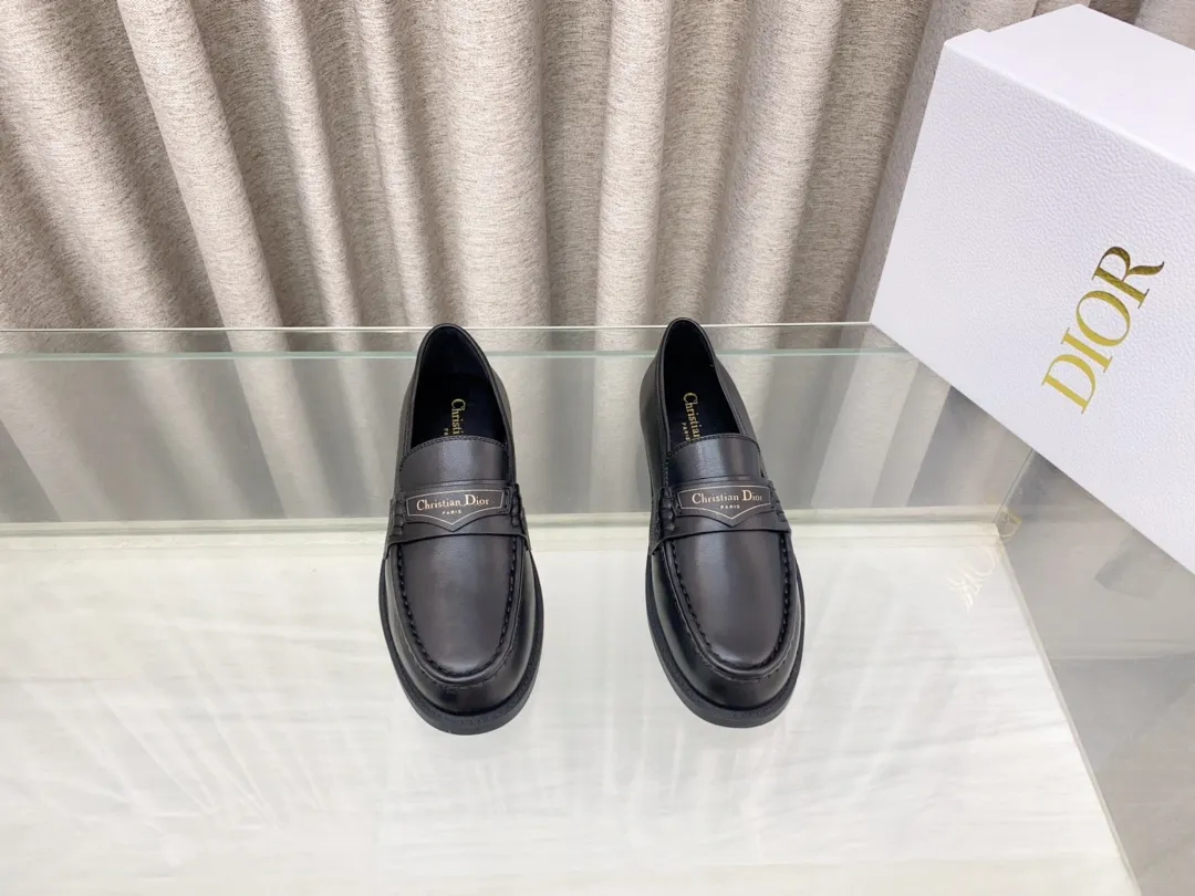👟👟Ex-factory price 660👟👟 25Ss new Dior Boy loafers This Dior Boy loafer is a new product in the 2024 winter ready-to-wear series. It incorporates Dior's extraordinary craftsmanship and reinterprets the classic loafer design. Crafted from materials including suede and lambskin, it's enhanced with an integrated white fur lining and features a gold-tone Christian Dior Paris signature on the front leather tab. Paired with rubber soles, soft and comfortable. Upper: cowhide, inner padding: comfortable sheepskin, sole: rubber sole, size: 35-39 (40 customized, non-refundable)